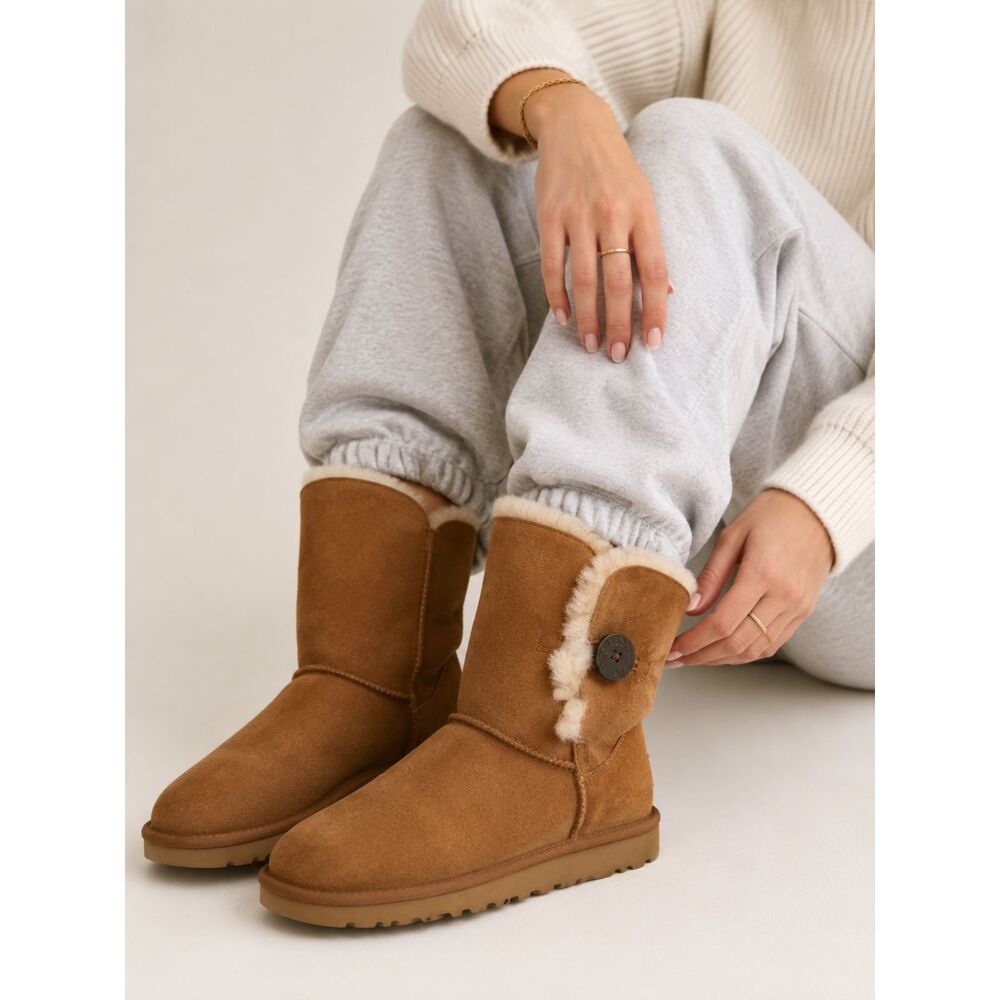 UGG Australia Bailey Button 5803 Chestnut Sheepskin Boots Women's Size 9 W9
